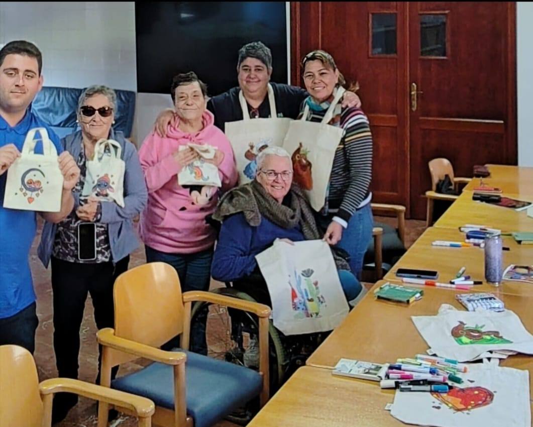 Creatividad y reencuentros: ADFILPA inaugura su Taller Semanal de Manualidades con pintura en talegas
