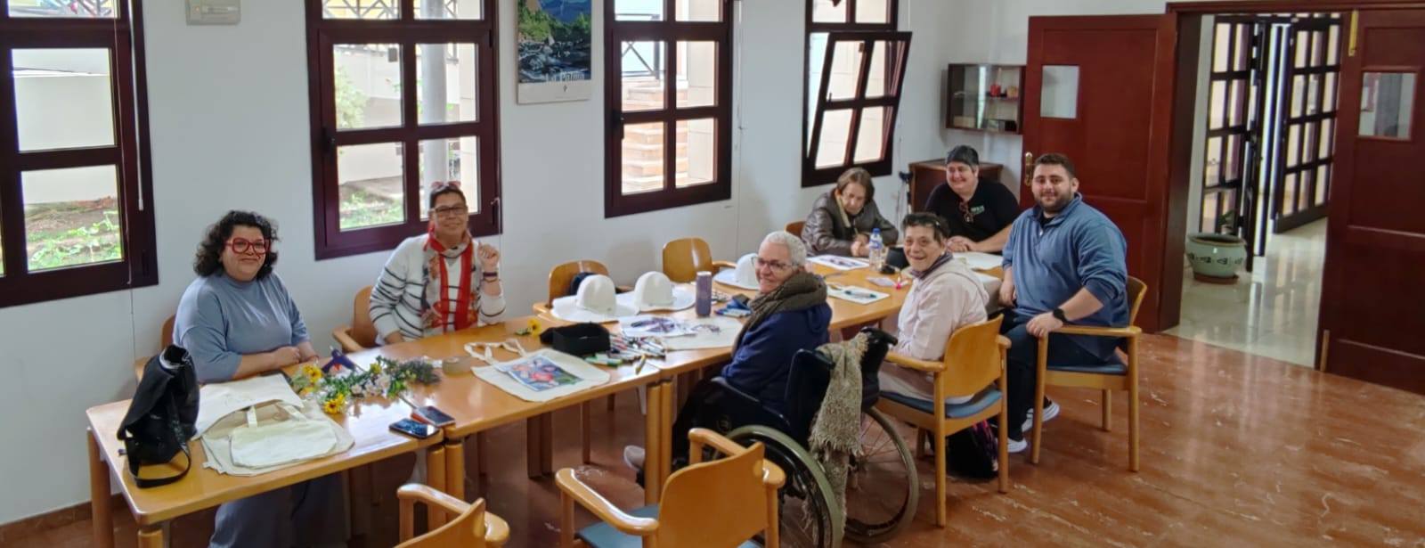 Tradición y creatividad: ADFILPA inicia los Carnavales con un Taller de Tocados inspirados en Los Indianos