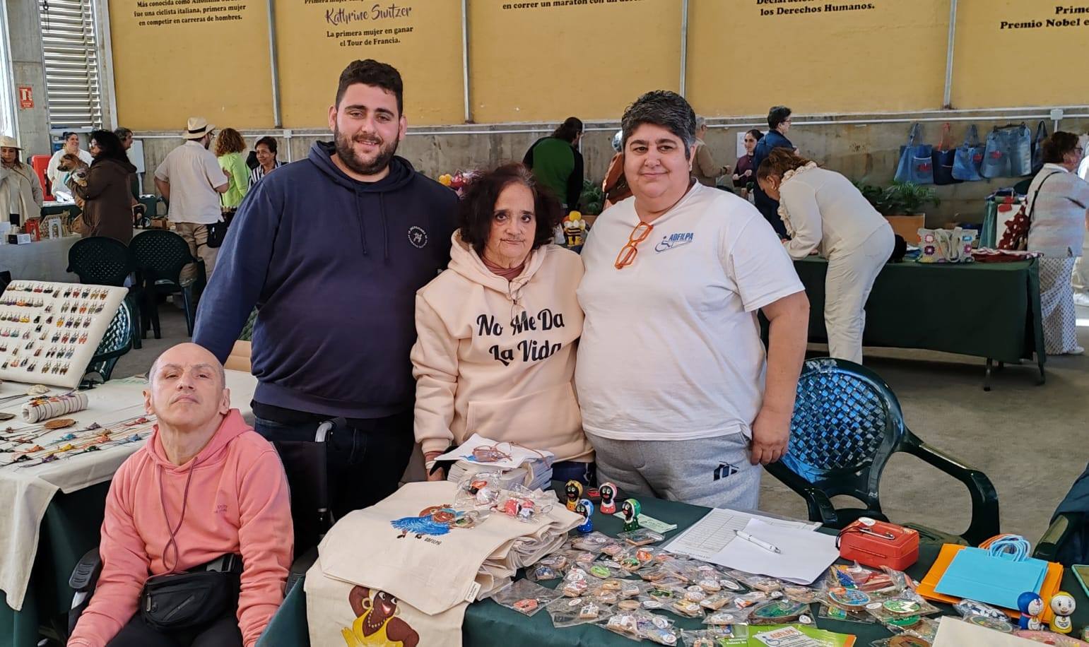 ADFILPA acerca su labor a la comarca norte con una mesa informativa en el Mercadillo de Barlovento