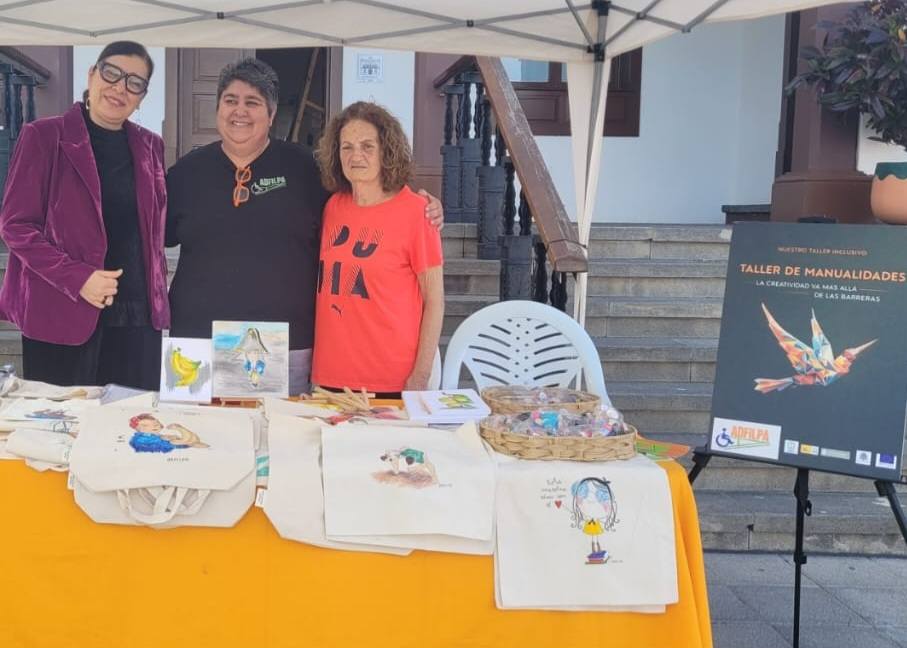 ADFILPA extiende su campaña de concienciación en la comarca oeste con una mesa informativa en Tazacorte