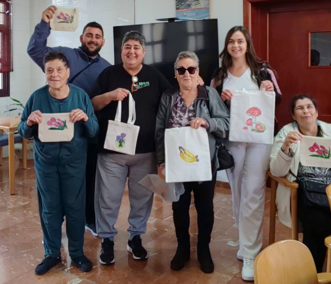 Creatividad y constancia: El Taller Semanal de Manualidades de ADFILPA afianza su espacio de convivencia