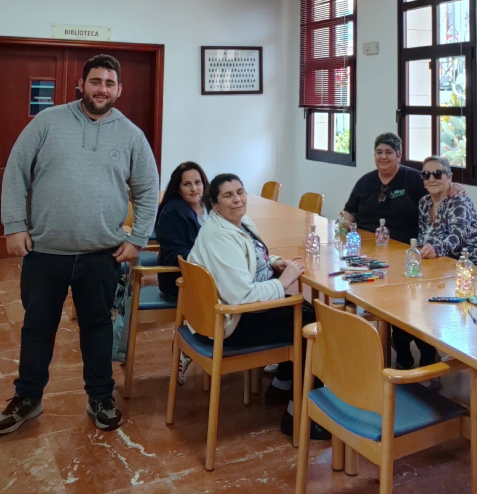 Creatividad y reciclaje: El taller de manualidades de ADFILPA transforma botes de cristal en piezas artísticas única