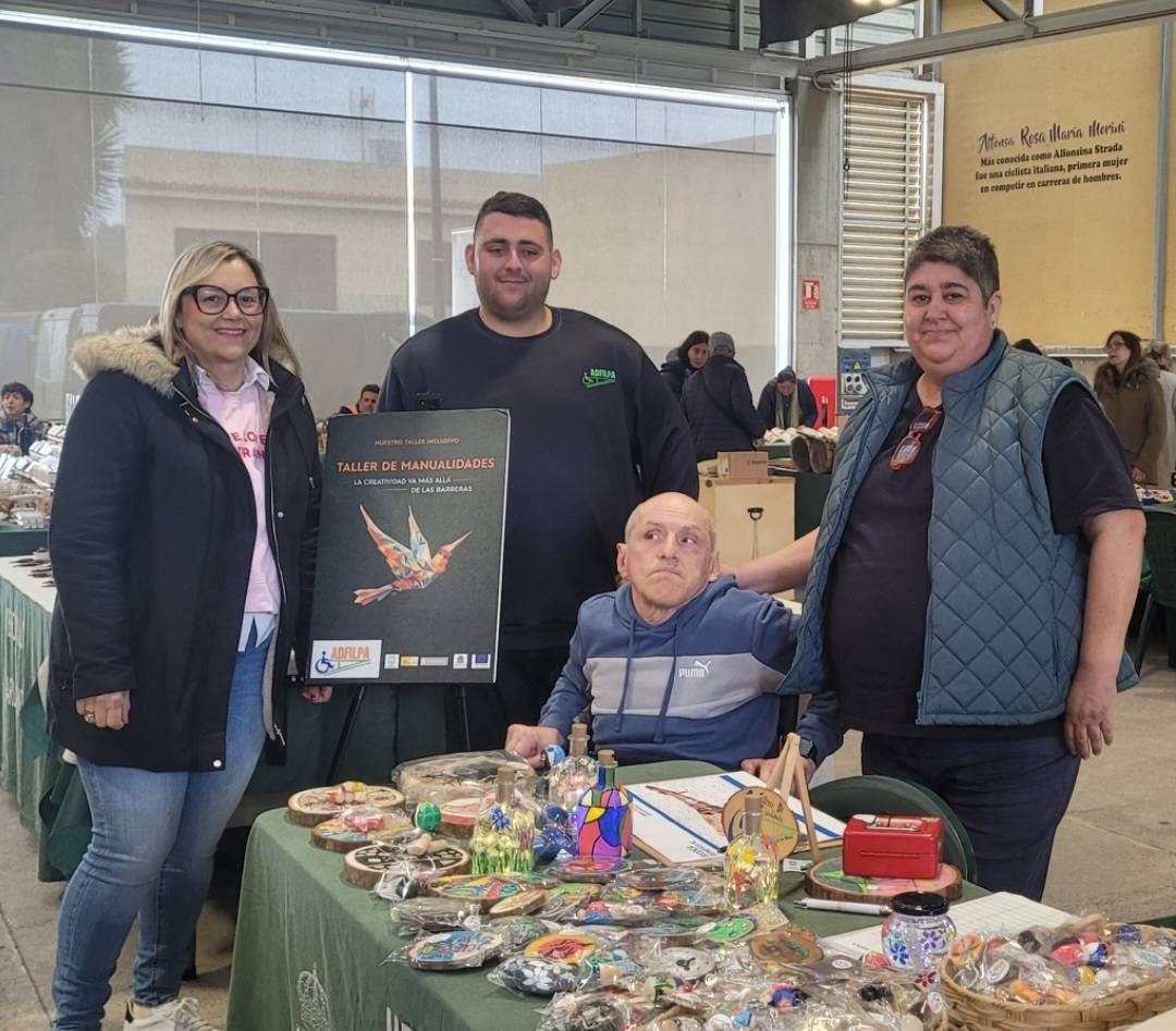 Inclusión y cercanía: ADFILPA traslada su labor social al mercadillo municipal de Barlovento