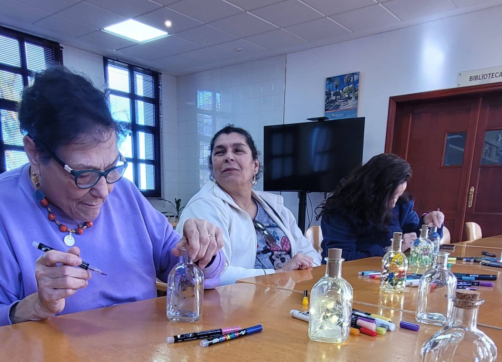 El valor del proceso: ADFILPA da continuidad a su taller de reciclaje creativo con botes de cristal