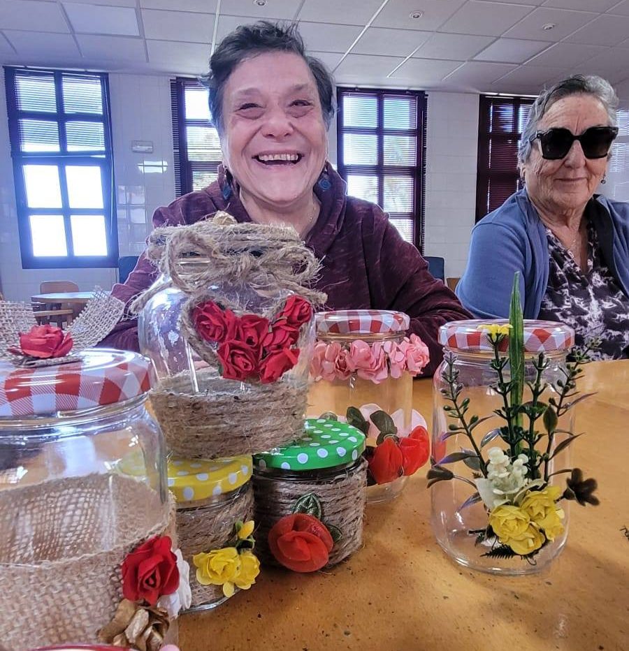 Paciencia y dedicación: ADFILPA consolida su proyecto de reciclaje creativo en el Taller de Manualidades