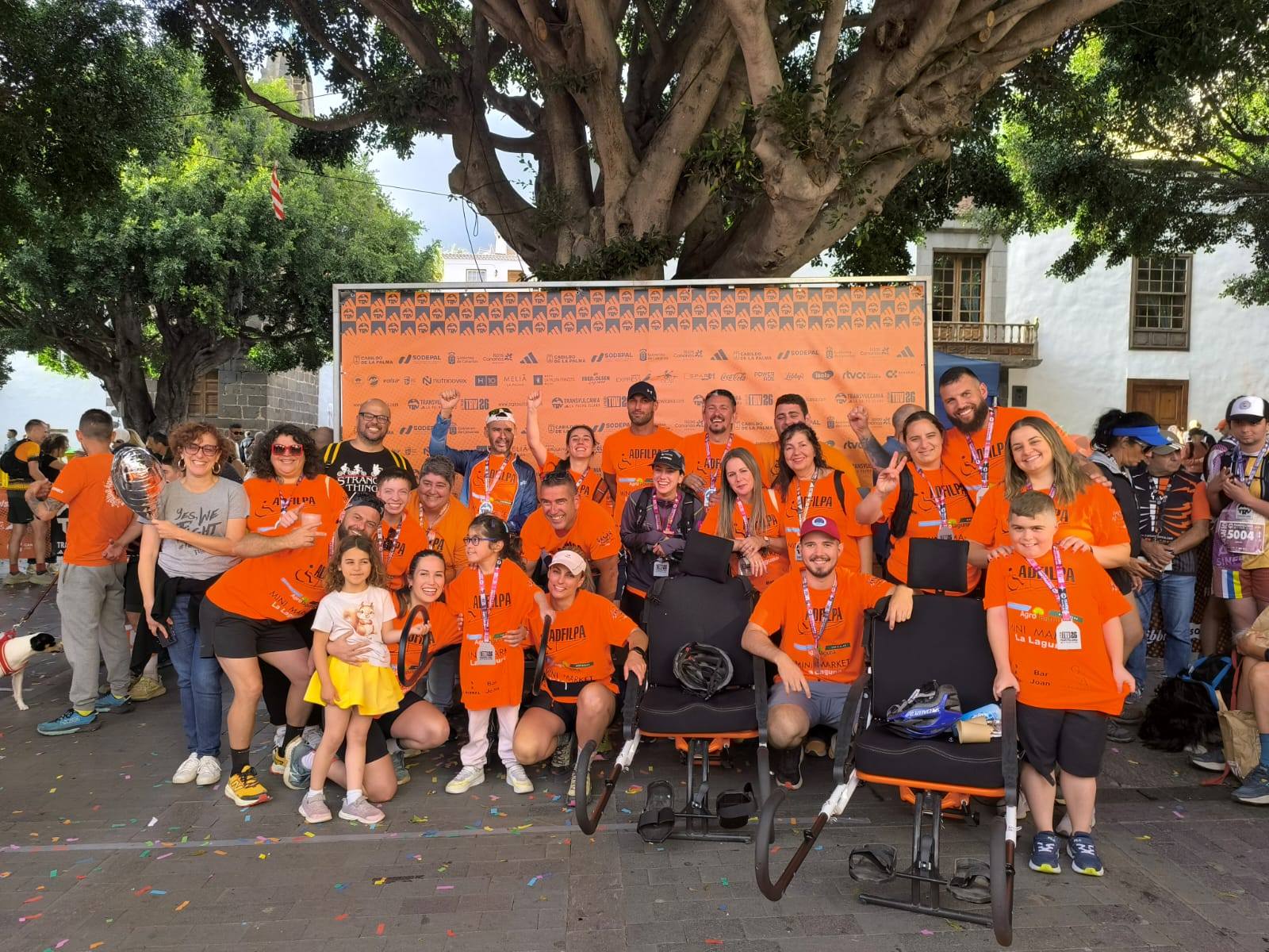 Hito histórico en la alta montaña: ADFILPA triplica su presencia en la Transvulcania Joëlette con tres equipos en la cumbre