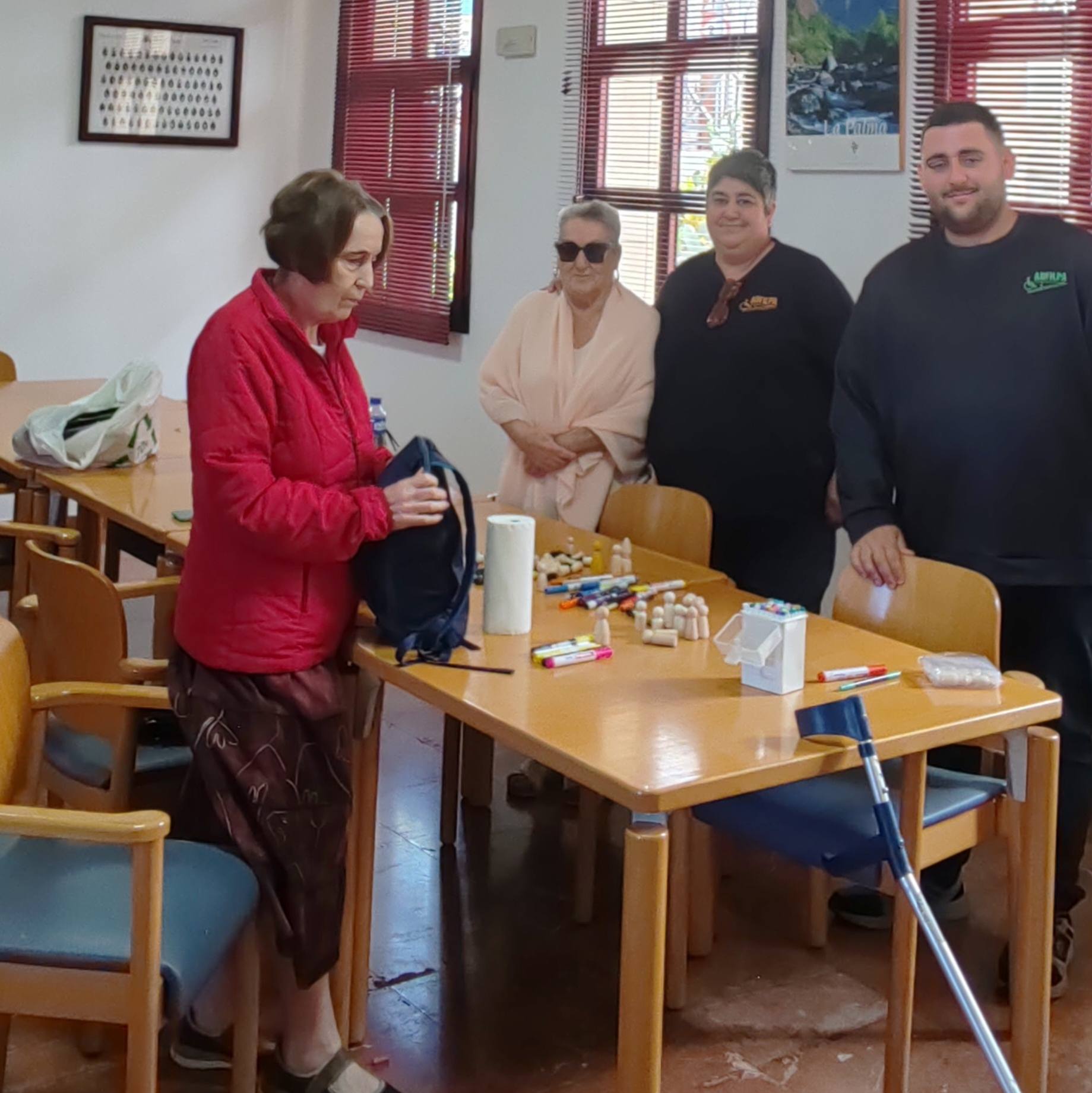 Creatividad sin límites: El Taller de Manualidades de ADFILPA se sumerge en el diseño de figuritas de madera