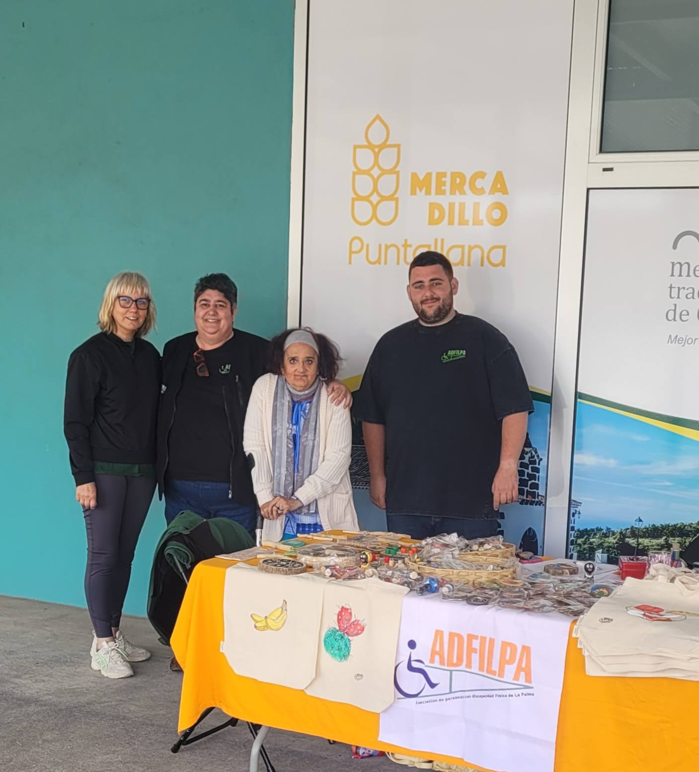 Presencia comunitaria: ADFILPA traslada su labor de sensibilización y artesanía solidaria al Mercadillo de Puntallana